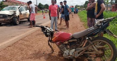 Moto do jovem ficou praticamente destruída — Foto: Zé Rodrigues/TV Tapajós