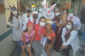Coelho da Páscoa entregou presentes para as crianças_Instituto Mais Saúde (3)