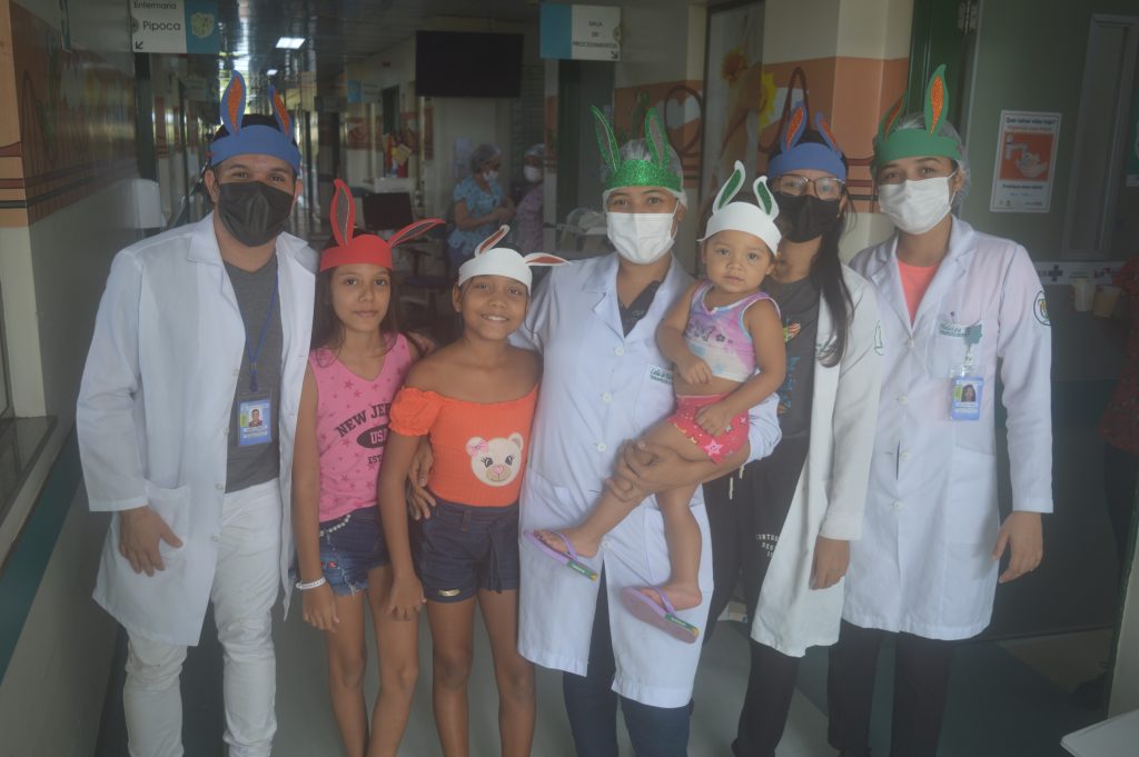 Pequenos vestiram orelhas de coelho, no clima da Páscoa_Instituto Mais Saúde