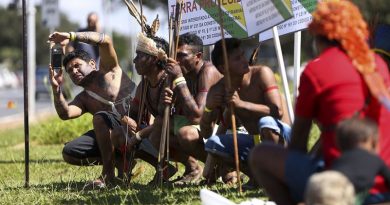 Brasília - Índios Munduruku fazem manifestação, em frente ao Ministério da Justiça, pela demarcação da terra indígena Sawre Muybu, no Pará.