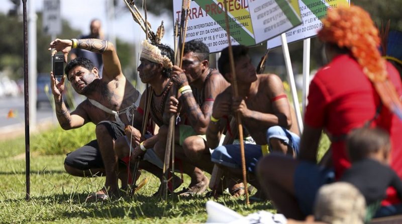 Brasília - Índios Munduruku fazem manifestação, em frente ao Ministério da Justiça, pela demarcação da terra indígena Sawre Muybu, no Pará.