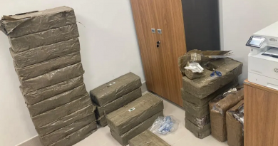 Drogas apreendidas dentro de avião foram levadas para sede da PF em Belém, assim como suspeito preso — Foto: Polícia Federal/Divulgação