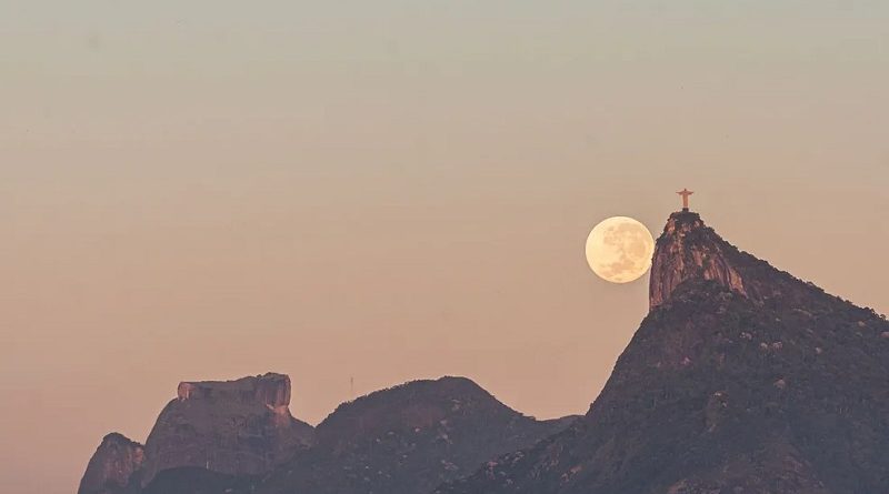 Como pintura. Paisagem do pôr da Lua ao lado do Cristo Redentor — Foto: Divulgação/Leonardo Sens
