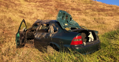 Carro desceu de uma altura de aproximadamente 200 metros entre os bairros São Benedito e Linhares, em Juiz de Fora — Foto: Corpo de Bombeiros/Divulgação