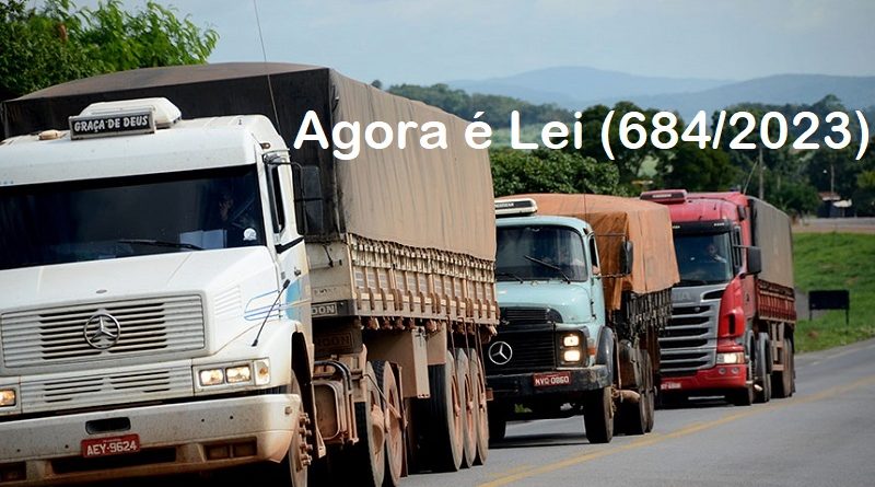 Caminhões transportam carga pelas rodovias do Estado de Goiás.