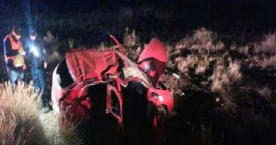 O carro que capotou é Renault Sandero vermelho, alugado