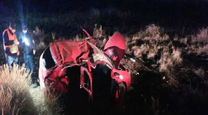 O carro que capotou é Renault Sandero vermelho, alugado