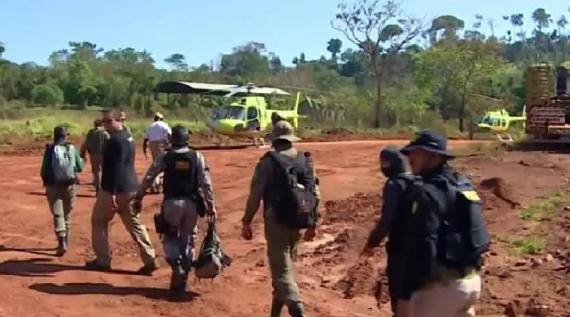 Mega operação contra garimpo ilegal no Pará encontra escavadeira ligada, no Pará. — Foto: Reprodução