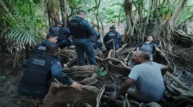 Taxista Leandro Nunes e DJ Edilson após o resgate dos policiais. — Foto: Reprodução / TV Liberal
