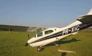 Monomotor pousou em pastagem, mas sem feridos. (Foto: Direto das Ruas) -