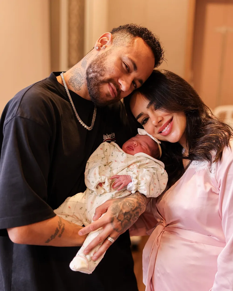 Neymar Jr. e Bruna Biancardi com Mavie — Foto: Reprodução/Instagram