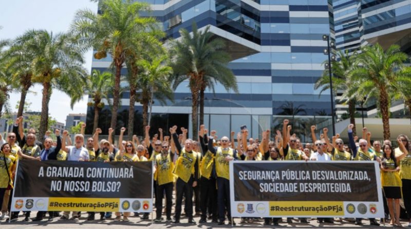 Servidores da Polícia federal (PF) realizam ato após anunciar paralisação de atividades, em frente à sede da corporação e no ministério da Justiça. | Sérgio Lima/Poder360 - 16.nov.2023