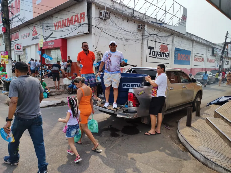 Tadeu faz distribuição de água e lanche no Círio da Conceição — Foto: Dominique Cavaleiro/g1