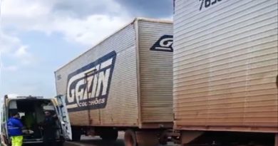 Local e caminhão da gazin que se envolveu no acidente.(arquivo)