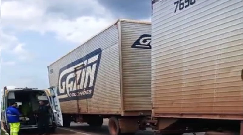 Local e caminhão da gazin que se envolveu no acidente.(arquivo)