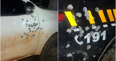 Viatura da PRF com marcas de tiros. — Foto: Divulgação