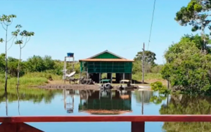 Base atacada vista da margem oposta do rio São Miguel, em Porto Murtinho. Imagem: frame de vídeo do Canal Laboratório de Sementes no YouTube