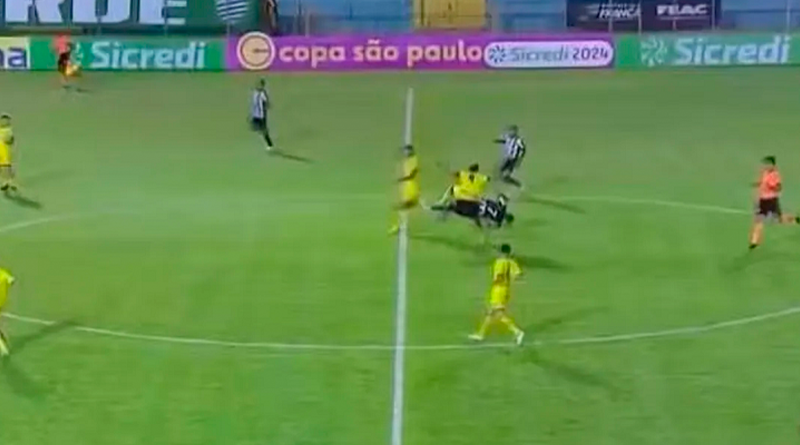 📷 Bernardo sofreu traumatismo torácico seguido de craniano em choque com jogador do Tiradentes. |Reprodução/Instagram Bernardo Valim