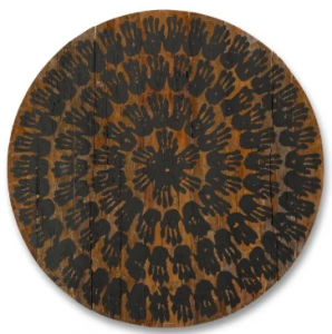 Richard Long criou um círculo que retrata a Amazônia queimando, expressando o sonho de que isso um dia não mais aconteça.  Arte oval retrata a Amazônia queimando e sonhando Richard Long/Amazon burning and dreaming (2023)