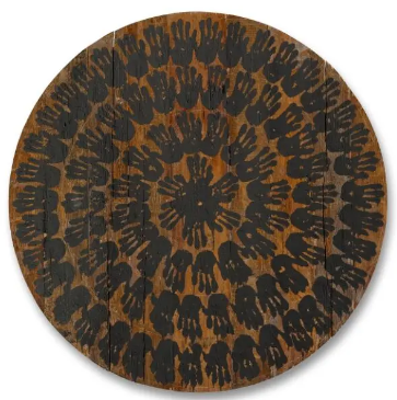 Richard Long criou um círculo que retrata a Amazônia queimando, expressando o sonho de que isso um dia não mais aconteça. Arte oval retrata a Amazônia queimando e sonhando Richard Long/Amazon burning and dreaming (2023)