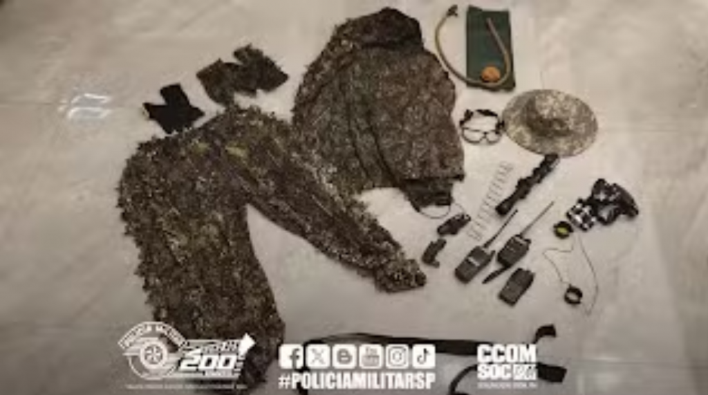 Os agentes apreenderam uniformes camuflados, documentos falsos, uma pistola 9 mm diversas munições — Foto: Divulgação PMSP