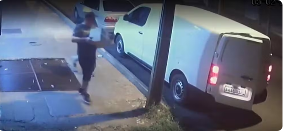 Imagens mostram criminosos levando caixas cheias de dinheiro em assalto no Paraguai. — Foto: TV Globo/Reprodução