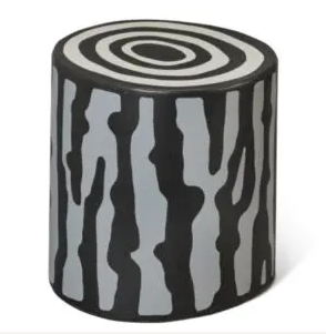 Richard Woods criou um toco de freixo em preto e branco. A imagem retrata um toco de freixo, arte da Amazônia feita com cinzas Richard Woods / Ash tree stump (2023)