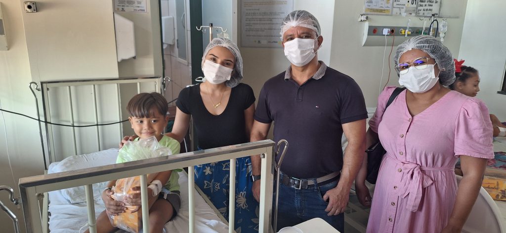 Voluntários fizeram a entrega de chocolate para os pacientes_Instituto Mais Saúde (1)