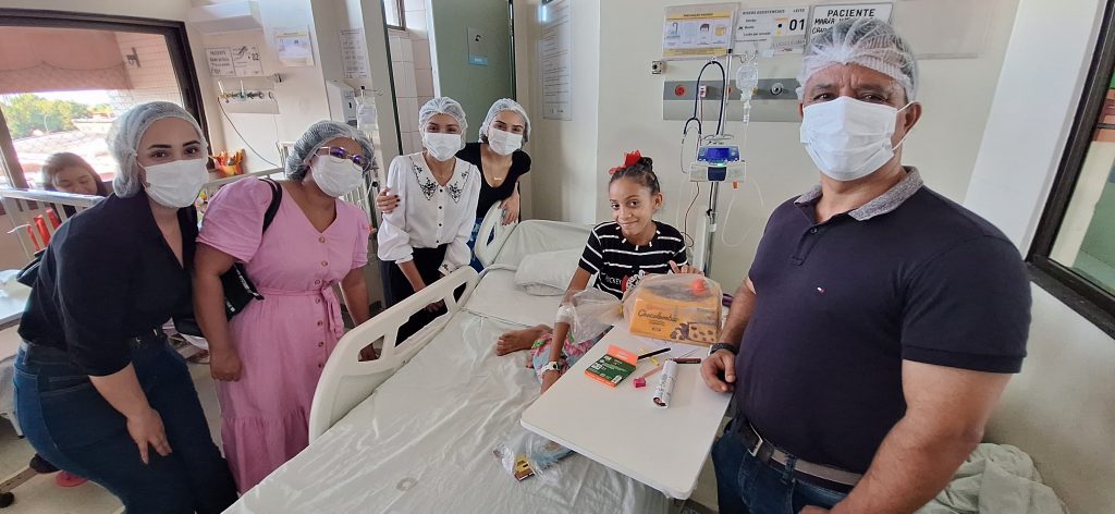 Voluntários fizeram a entrega de chocolate para os pacientes_Instituto Mais Saúde (3)