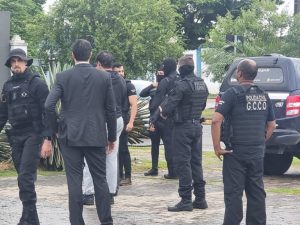 Policiais civis em ação durante operação em Sinop (foto: Bom Dia MT)