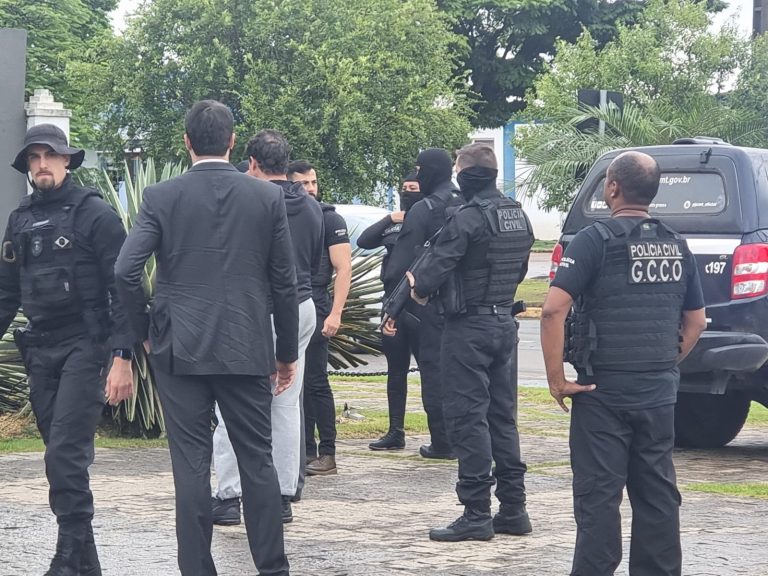 Policiais civis em ação durante operação em Sinop (foto: Bom Dia MT)