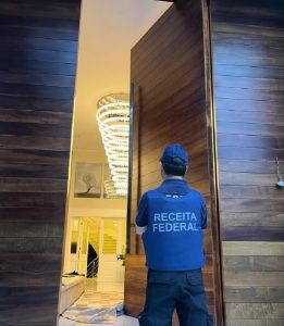 PF cumpre mandados em operação contra lavagem de dinheiro e tráfico de drogas no Paraná — Foto: Receita Federal