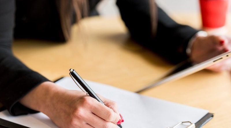 documento-de-leitura-de-empresaria_23-2148142778