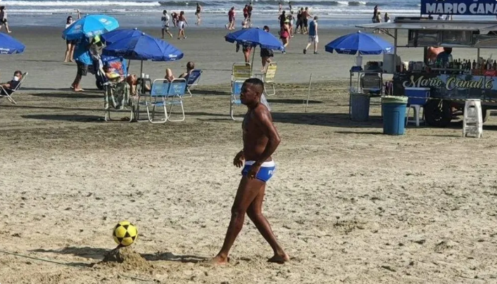 Robinho durante partida de futevôlei em Santos no ano passado — Foto: Arquivo Pessoal