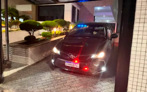 Carro da Polícia Federal deixa prédio do ex-jogador Robinho, no bairro Aparecida, em Santos (SP) — Foto: Daniela Rucio/g1