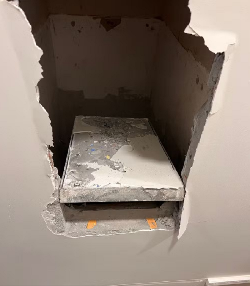 Dinheiro foi encontrado em parede falsa em casa de Curitiba — Foto: Reprodução