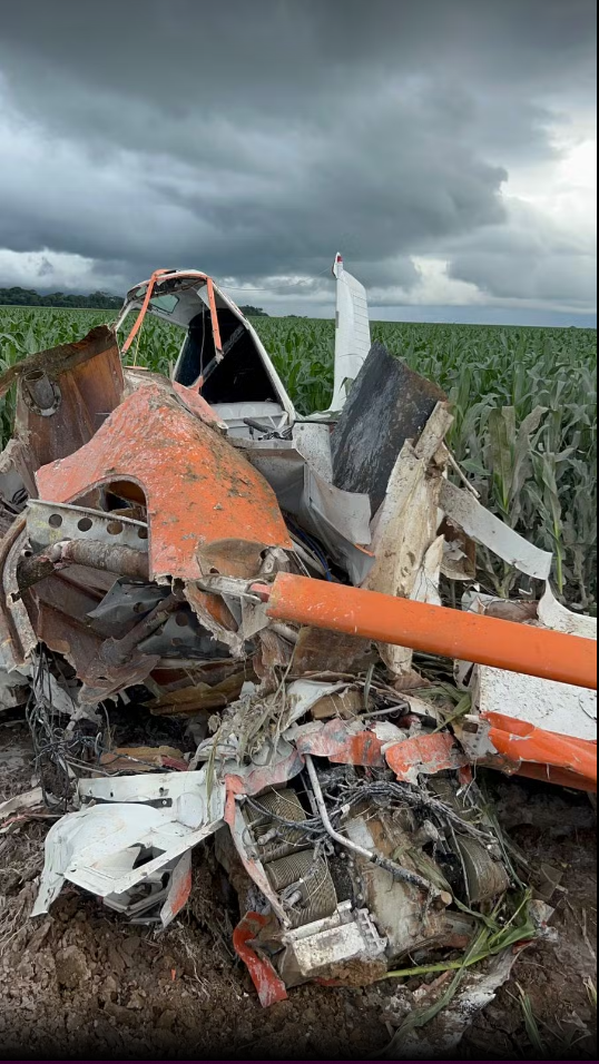 Avião ficou destruído após queda — Foto: Corpo de Bombeiros