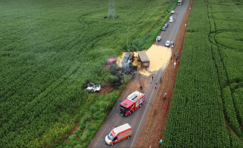 Acidente entre caminhonete e caminhão na MT-249 — Foto: Djeferson Kronbauer