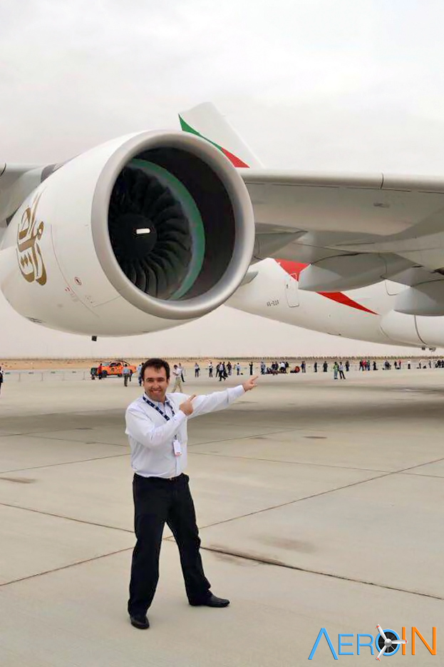 O piloto marabaense aponta para o jumbo, avião que pilota mundo afora | Foto: Reprodução
