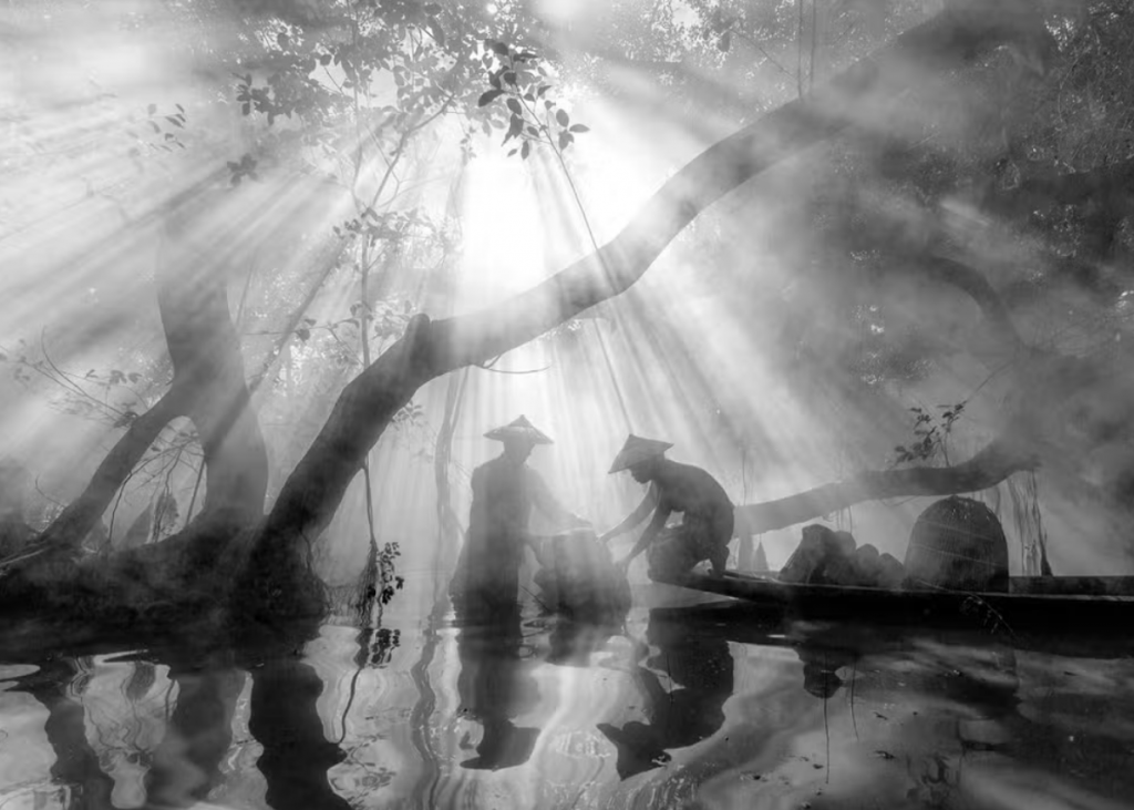 Pescadores no Lago Inle, em Myanmar, usando uma técnica de remar com as pernas para impulsionar seus barcos. — Foto: Kyaw Htet/Sony World Photography Awards 2024
