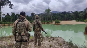 Agentes da Polícia Federal em atuação na Terra Yanomami. — Foto: Ailton Alves/Rede Amazônica
