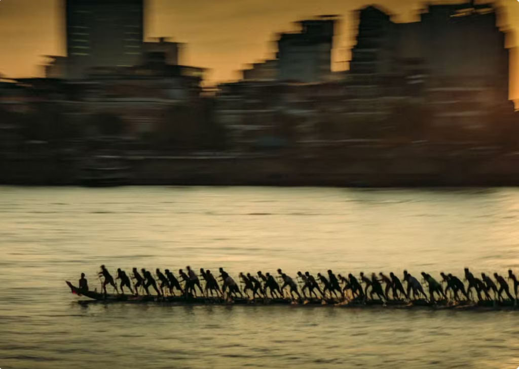 Competidores durante o Festival da Água do Camboja. — Foto: Davuth Van/Sony World Photography Awards 2024