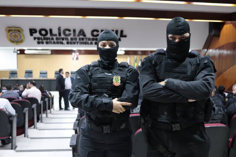 Delegada Andrezza Cavalcanti, acompanhada do investigador Leandro Rodrigues | Foto: Talison Lima / Ascom PC