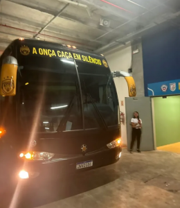 Ônibus envelopado do Amazonas com os seguintes dizeres: “A onça caça em silêncio” — Foto: Yago Rudá