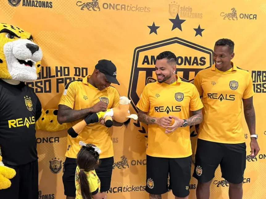 Sassá, Dentinho e Jô atendem torcedores do Amazonas durante inauguração da primeira loja oficial do clube — Foto: Yago Rudá
