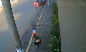 Jovem atacada com ácido em rua em Jacarezinho — Foto: Reprodução