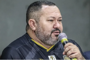 Wesley Couto demonstra preocupação com o gramado da Arena da Amazônia, para estreia da Série B — Foto: João Normando/AMFC