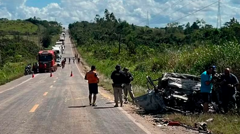 Carro pega fogo após colidir com carreta no Pará — Foto: Reprodução/Redes Sociais