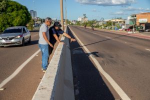 Engenheiro da obra, Carlos Eduardo, aponta para a fissura: ele foi informado sobre a depressão pela reportagem  | Foto: Reprodução