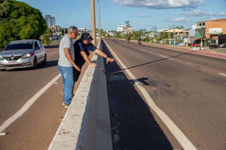 Engenheiro da obra, Carlos Eduardo, aponta para a fissura: ele foi informado sobre a depressão pela reportagem  | Foto: Reprodução